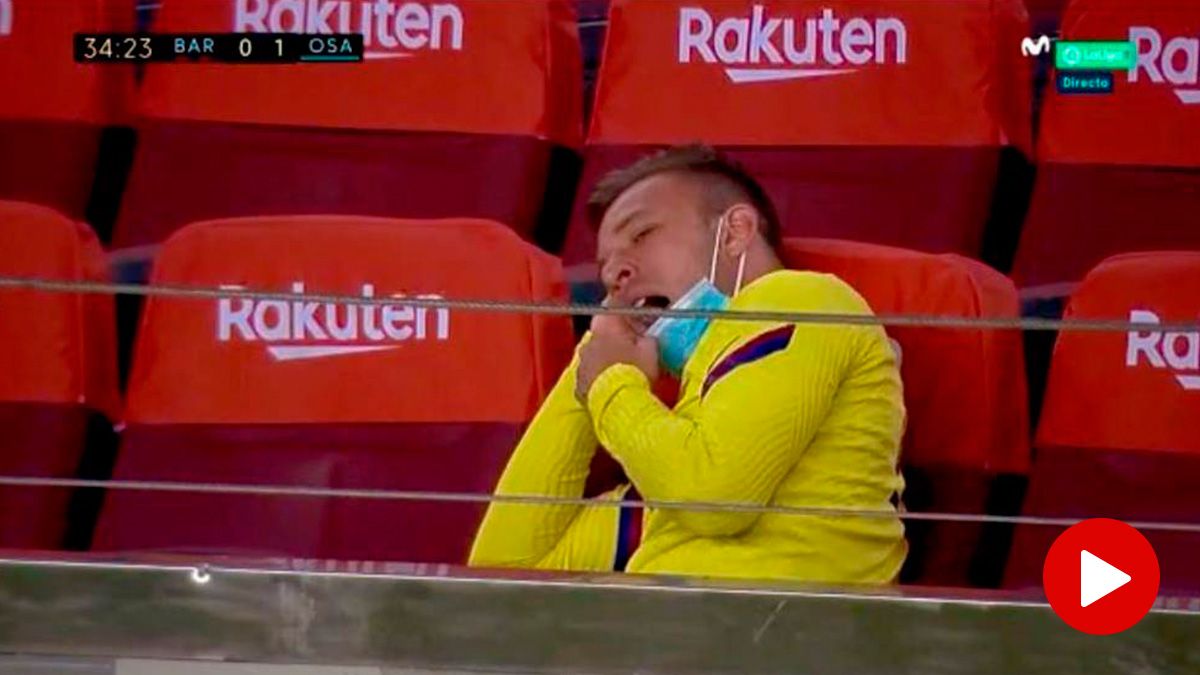 Arthur, bostezando durante el partido contra Osasuna en el Camp Nou