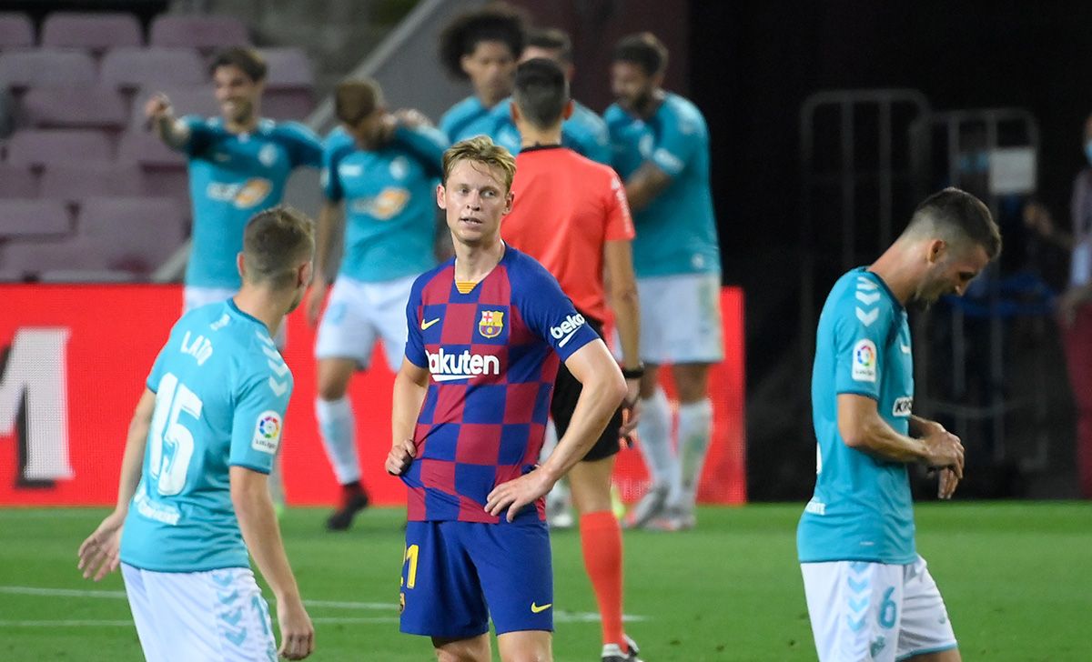 Frenkie de Jong, frustrado ante la celebración de Osasuna