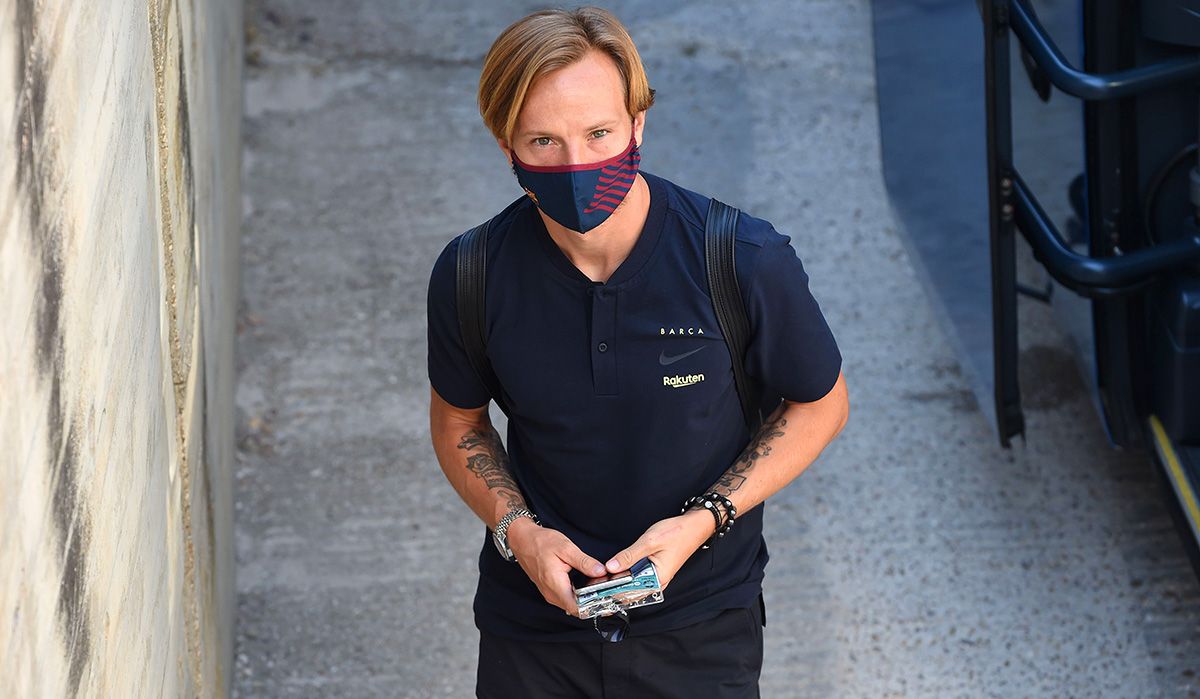 Ivan Rakitic, con mascarilla antes de un partido del FC Barcelona