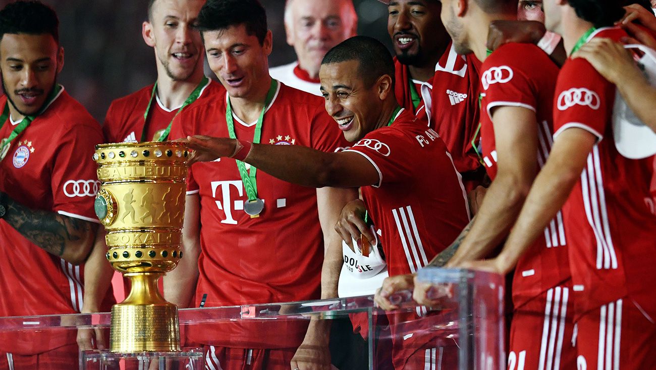Thiago Alcántara touches the Bundesliga in the celebration of the trophy