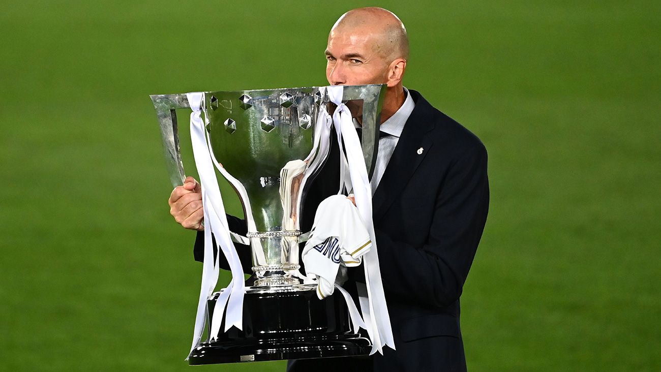 Zinedine Zidane besa the trophy of League
