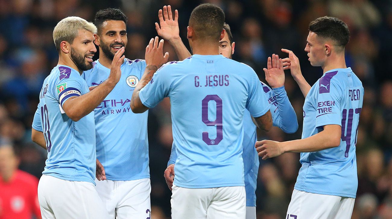 Gabriel Jesus, Agüero, Mahrez y Foden celebran un gol del City