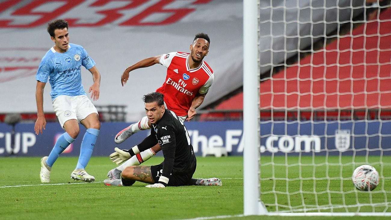 Aubameyang a punto de marcar el 1-0 ante el City en las 'semis' de FA Cup