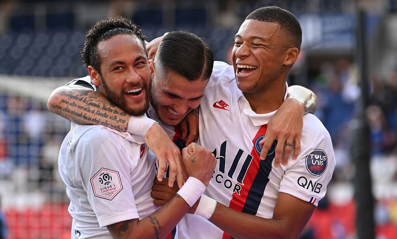 Neymar, Mbappé and Icardi celebrate a goal with the PSG