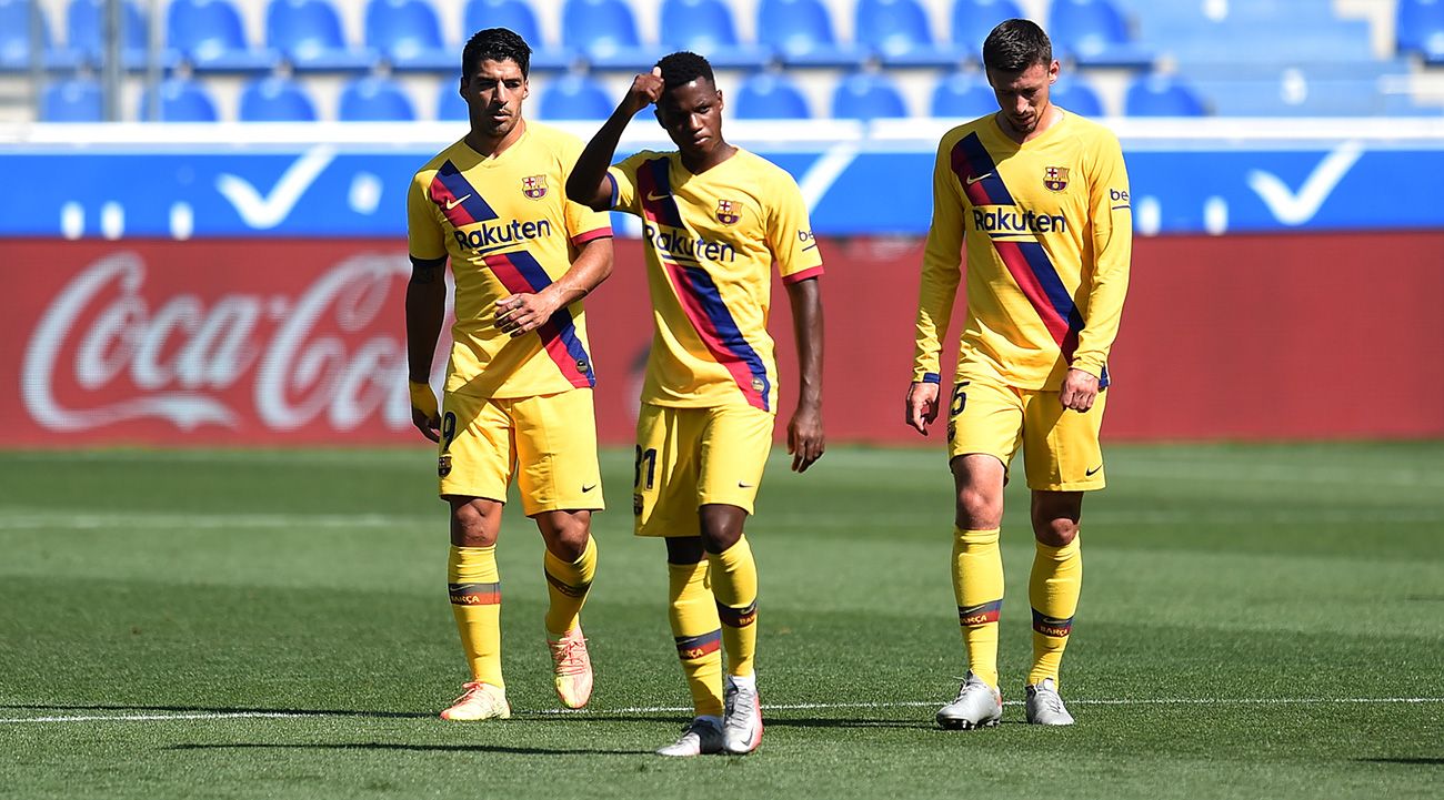 Ansu Fati celebra su gol con Luis Suárez y Lenglet detrás