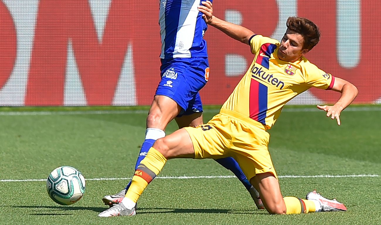 Riqui Puig steals a balloon in front of the Alavés