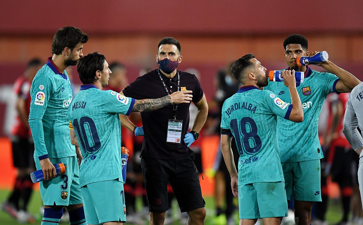 Eder Sarabia, beside the players