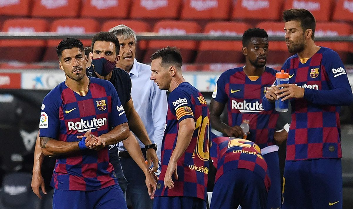 Jugadores del FC Barcelona junto a Quique Setién y Eder Sarabia