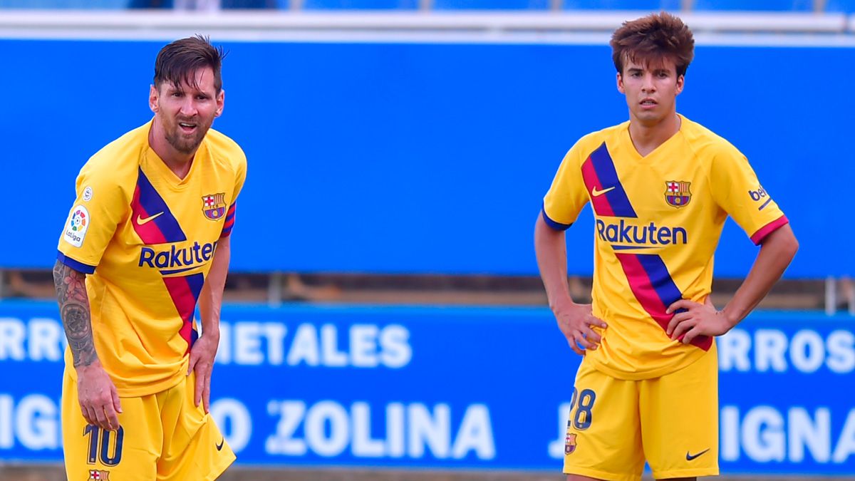 Leo Messi and Riqui Puig in a match of Barça in LaLiga