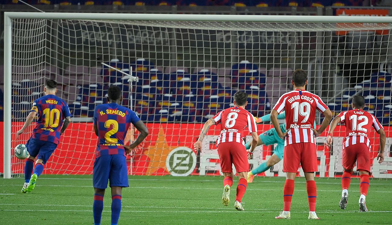Leo Messi tirando un penalti contra el Atlético