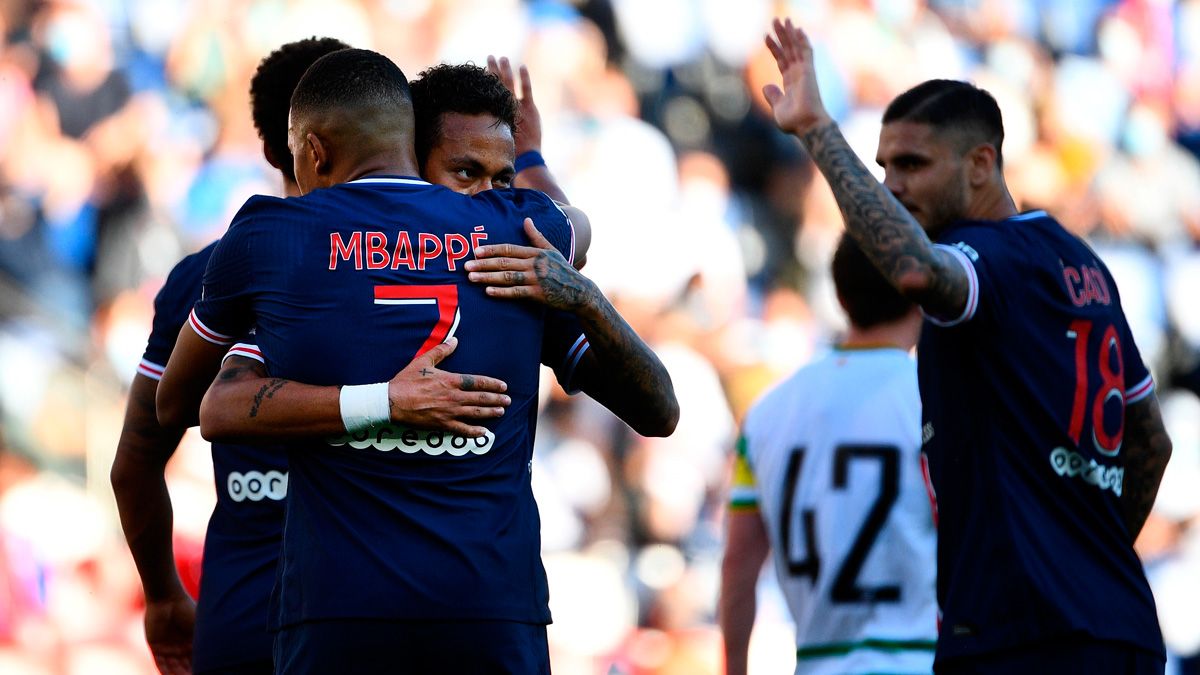 Kylian Mbappé and Neymar celebrate a goal of PSG