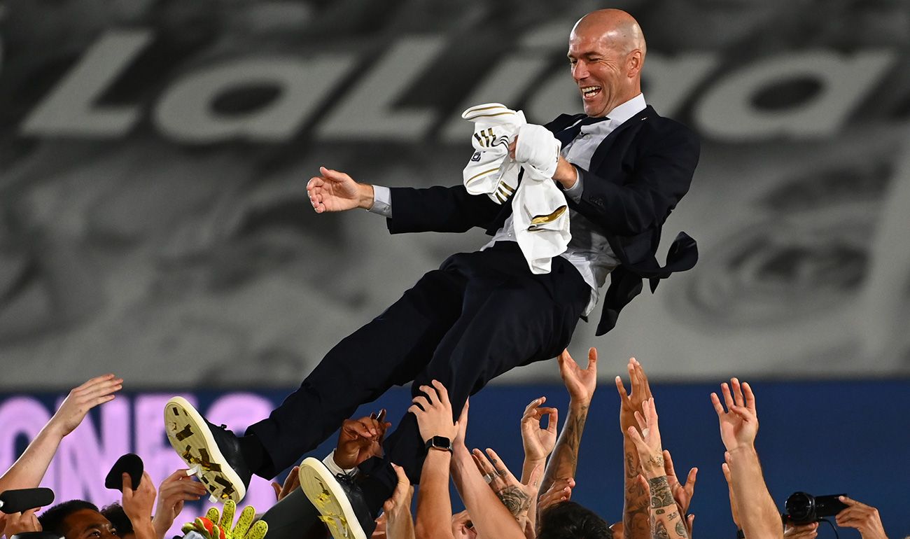 Zidane, manteado por los jugadores del Madrid tras ganar LaLiga