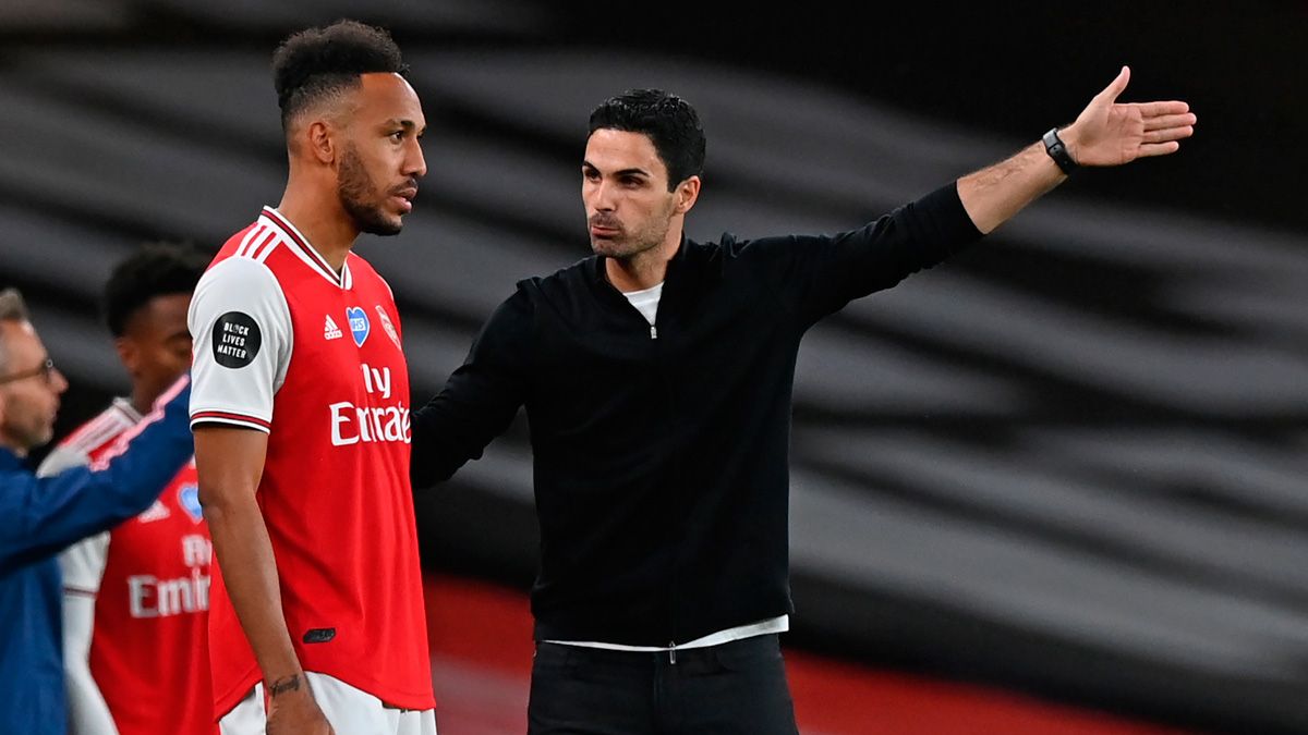 Pierre-Emerick Aubameyang y Mikel Arteta en un partido del Arsenal en la Premier League