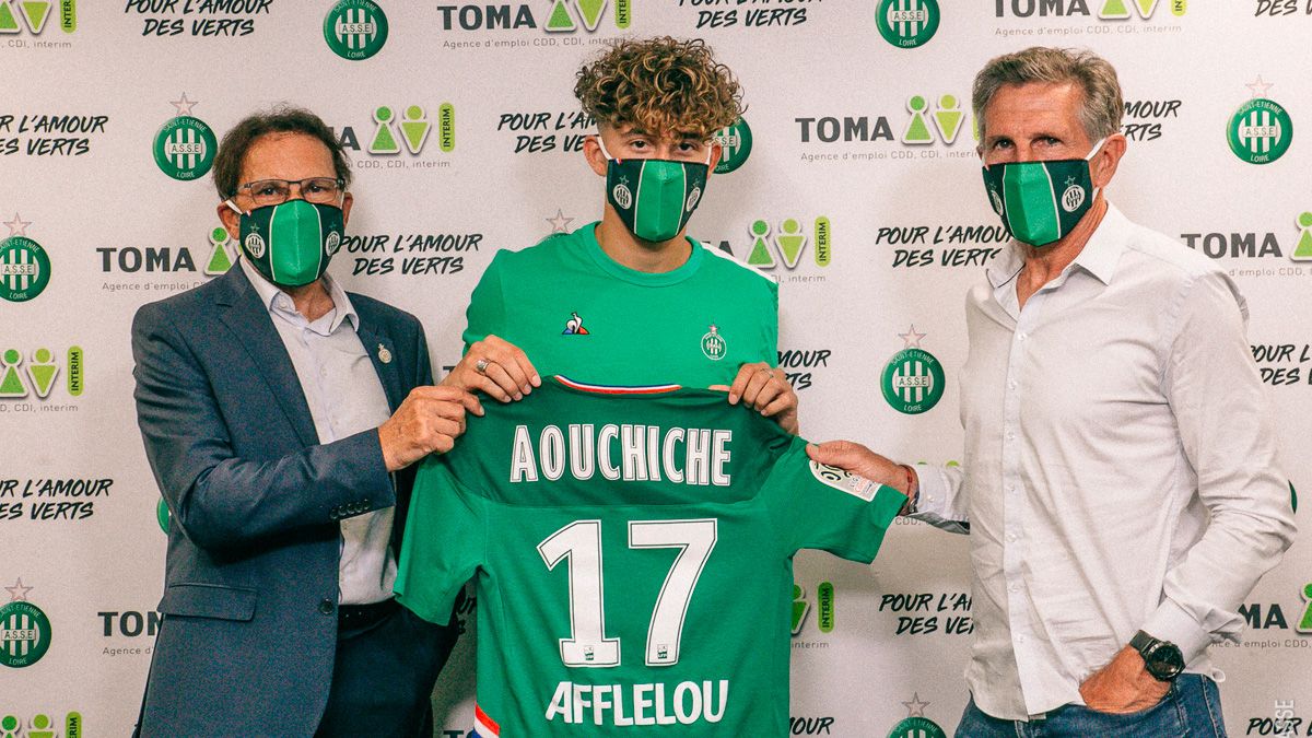 Adil Aouchiche in his official presentation with Saint-Étienne | @ASSEOfficiel