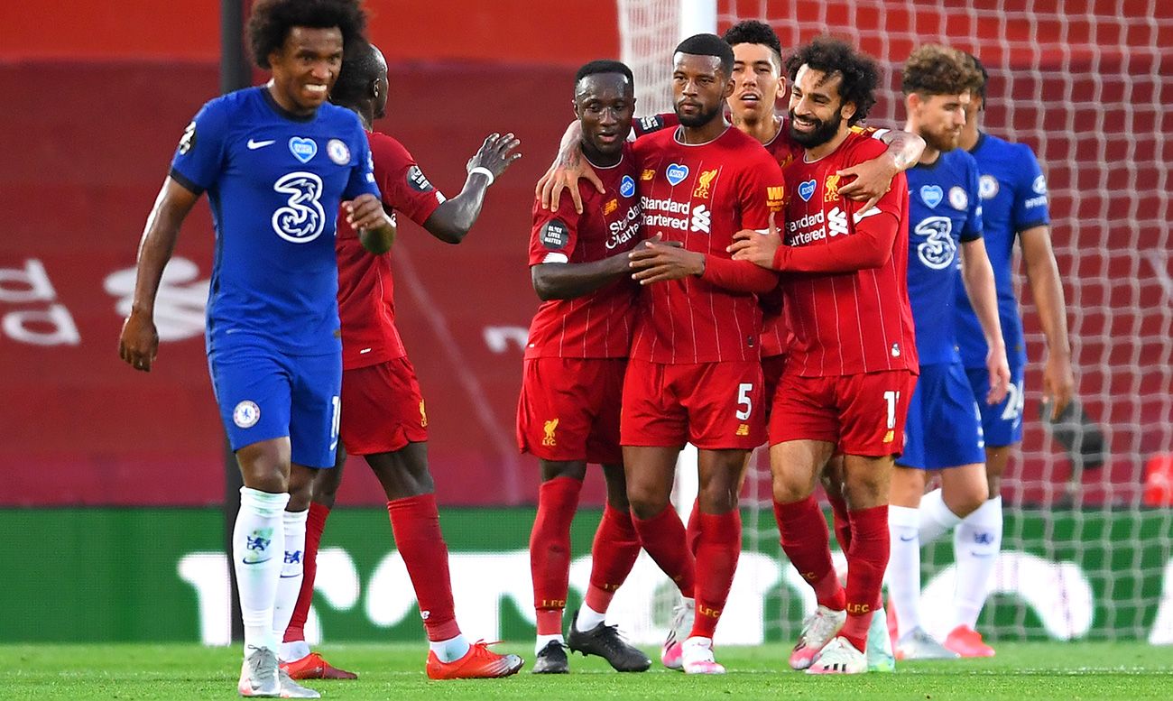 The players of the Liverpool celebrate a goal in front of Chelsea