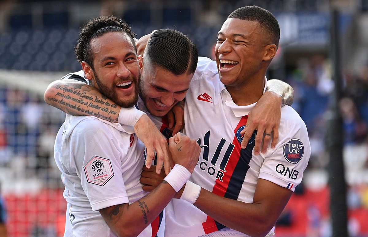 Neymar Jr, Icardi and Mbappé, celebrating a goal with the PSG