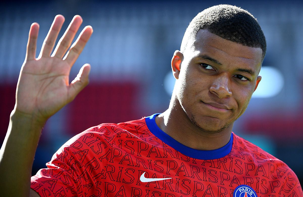 Kylian Mbappé, saludando antes de un partido con el PSG