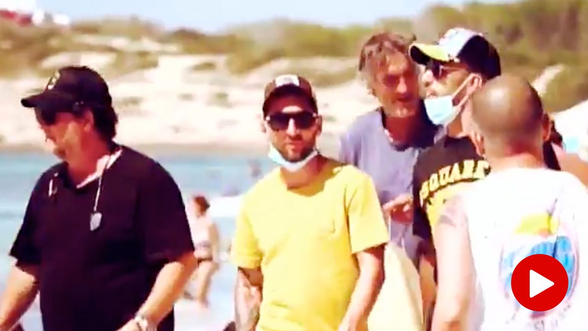 Leo Messi, Luis Suárez and Pepe Costa, walking through the beaches of Formentera