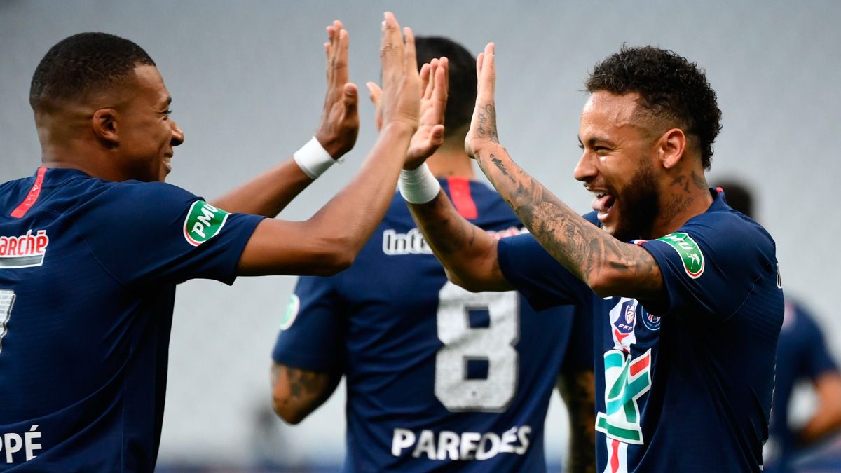 Kylian Mbappé and Neymar celebrate a goal of PSG in the French Cup