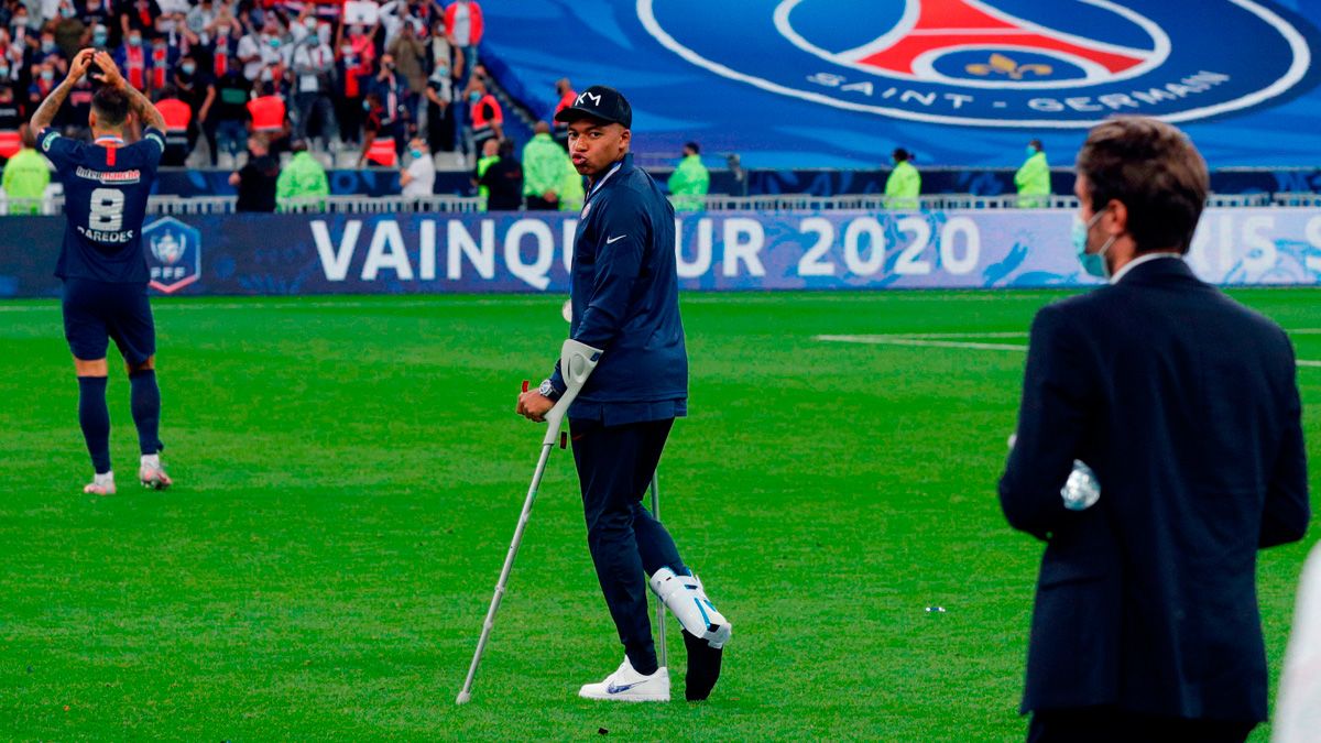 Kylian Mbappé, con muletas en la celebración del PSG de la Copa de Francia