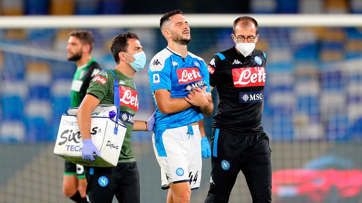 Kostas Manolas se retira lesionado de un partido del Napoli en la Serie A