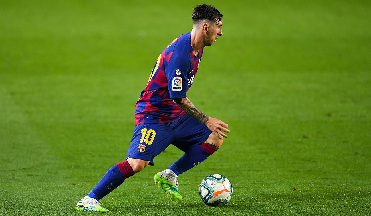 Leo Messi regatea en un partido del Barça
