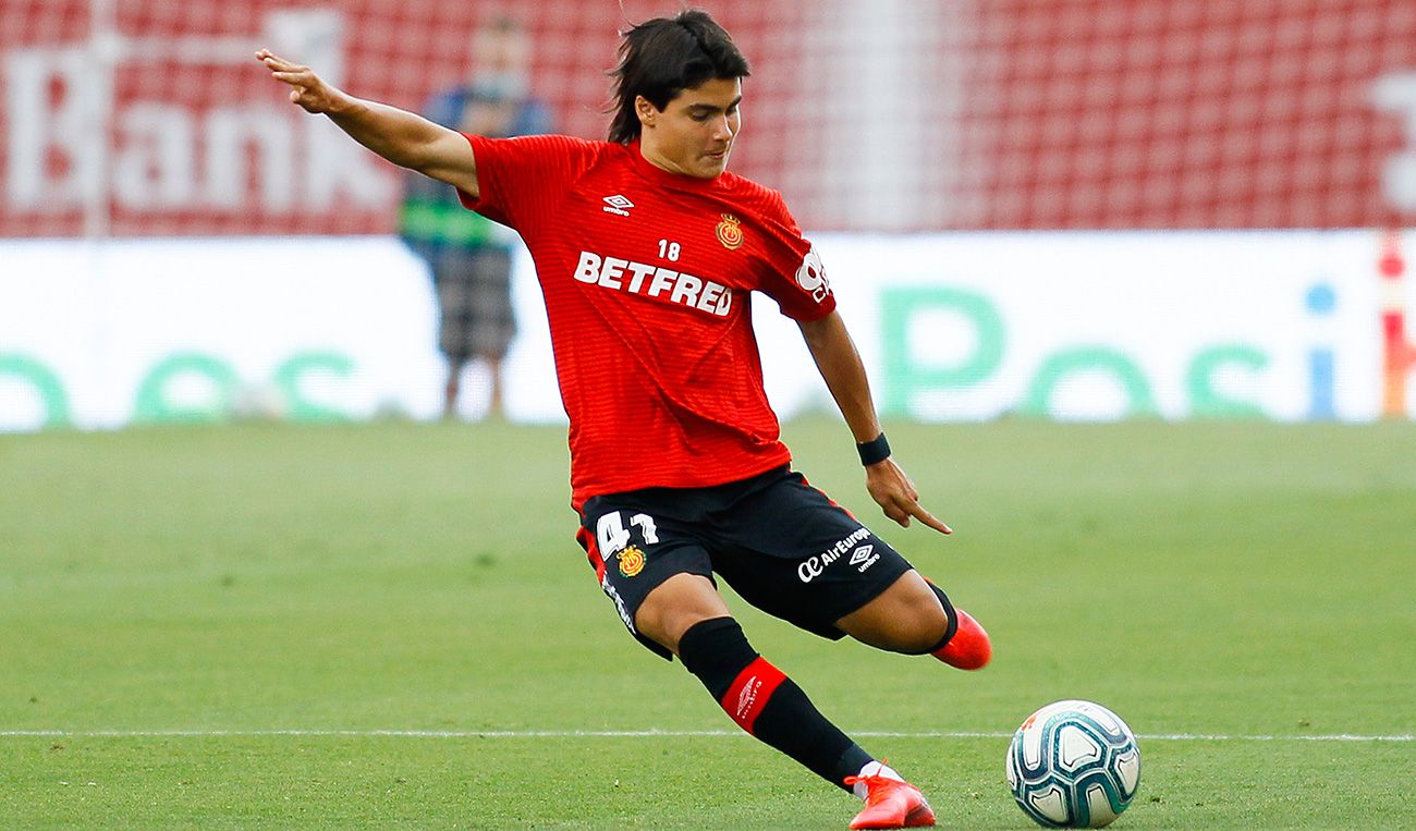 Luka Romero pasa un balón en un partido del Mallorca