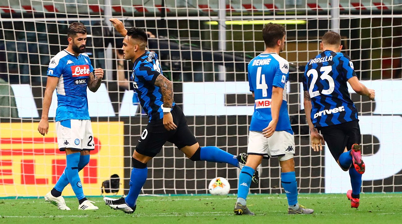 Lautaro Martínez celebrates his goal in front of the Napoli