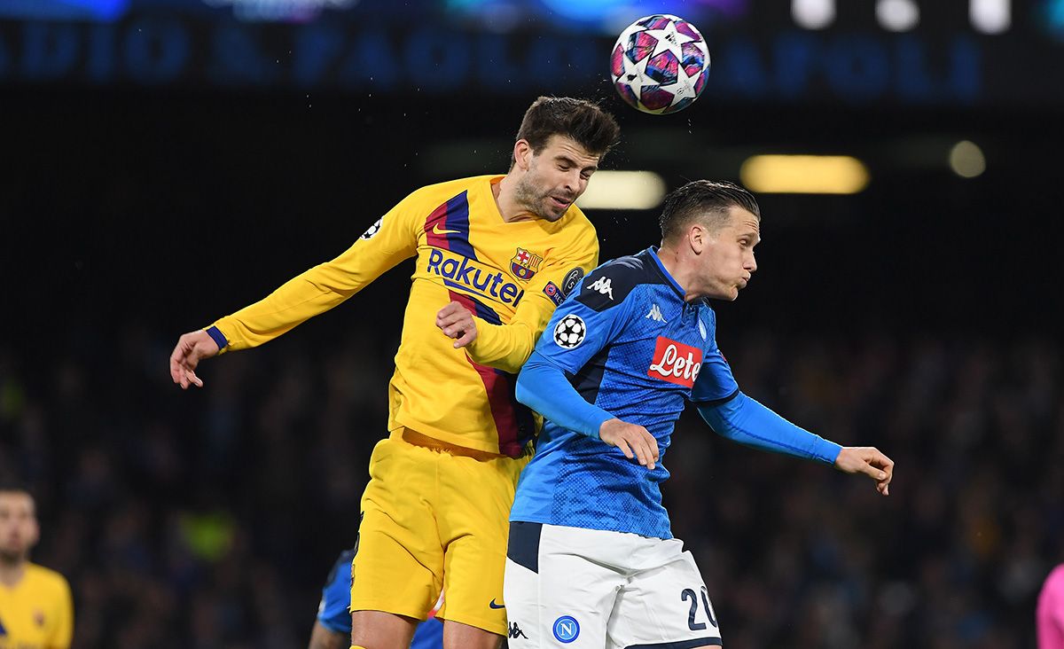 Gerard Piqué, cabeceando un balón contra el Nápoles