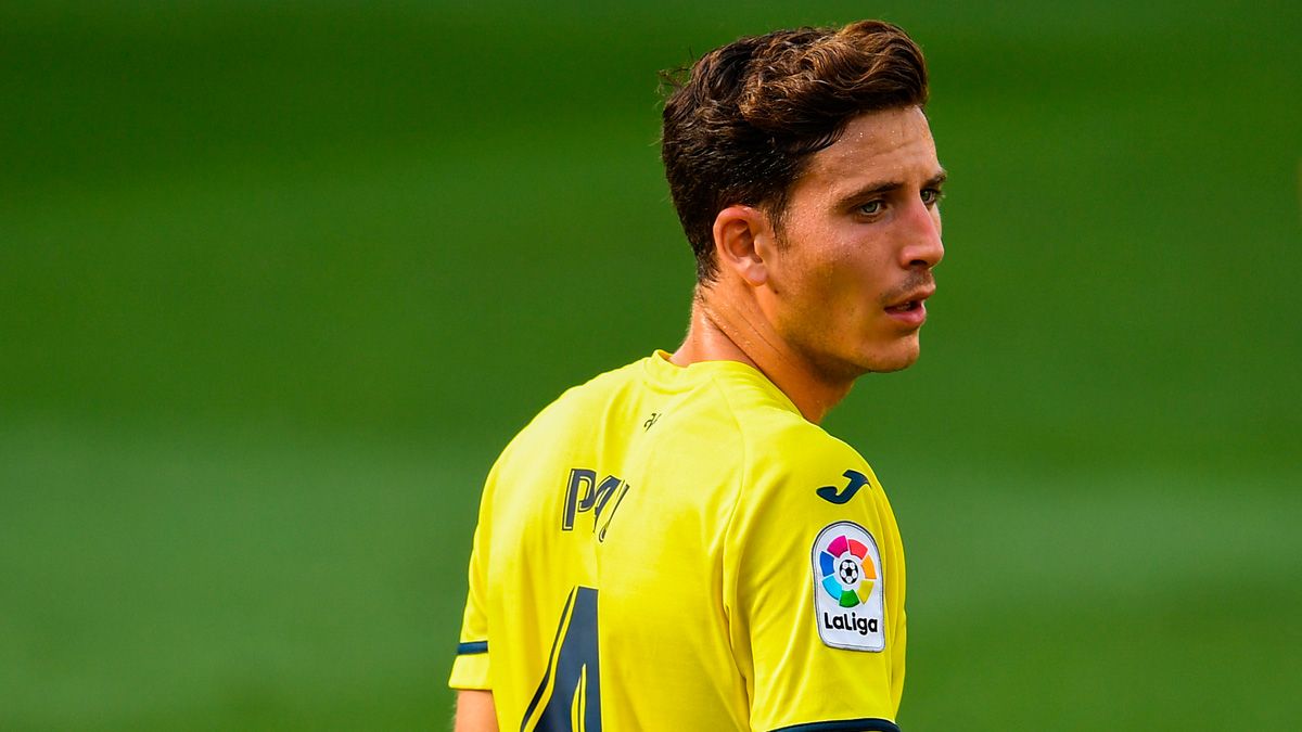 Pau Torres in a match with Villarreal in LaLiga