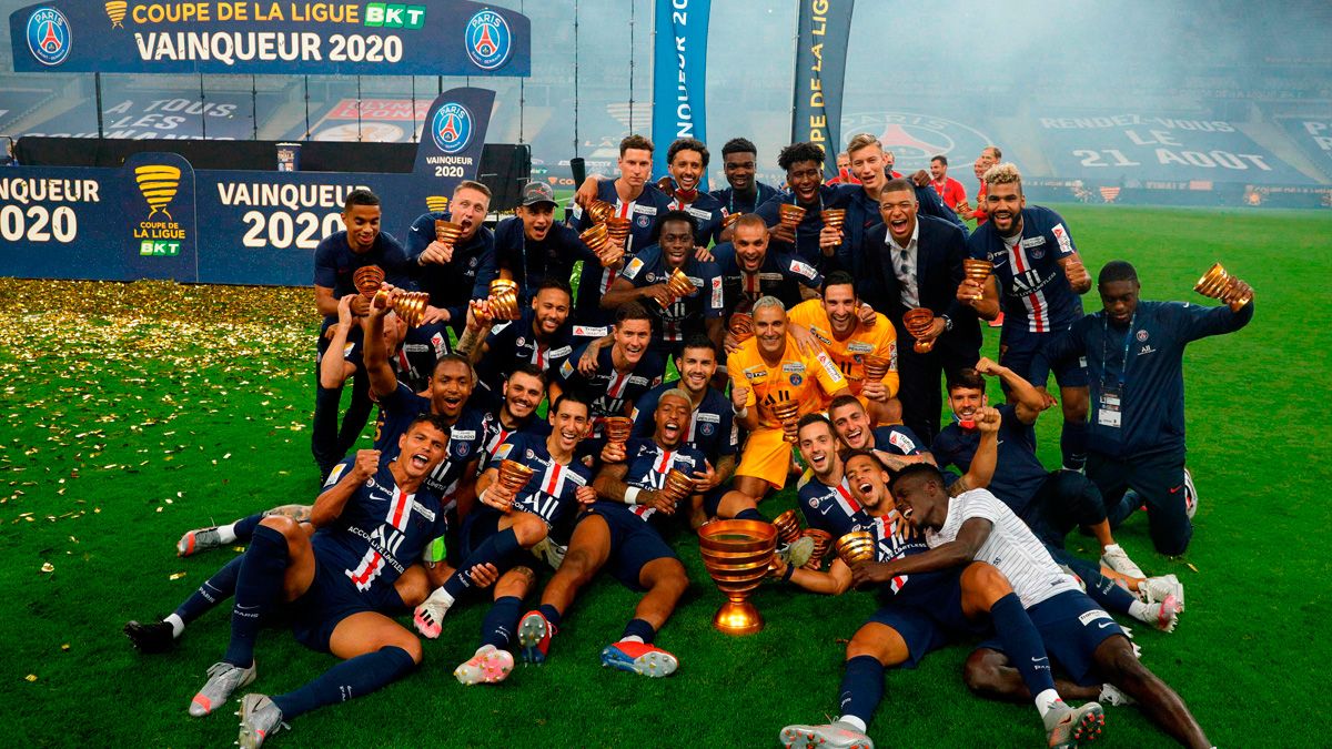 The players of PSG celebrate the title of the League Cup