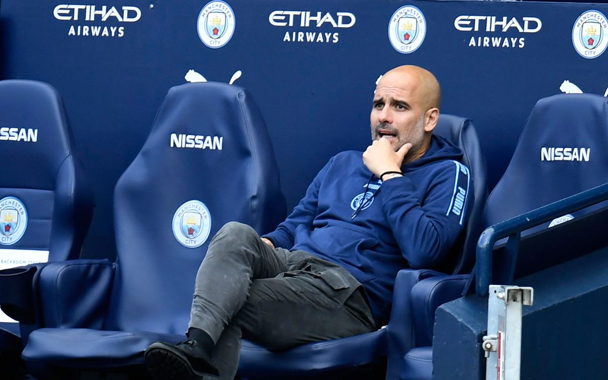 Pep Guardiola, sentado en el banquillo del Etihad Stadium