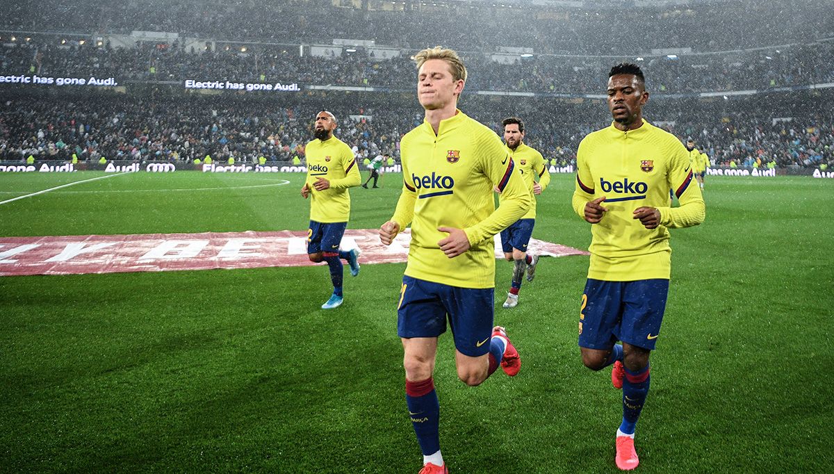 Frenkie de Jong, finalizando un calentamiento con el FC Barcelona