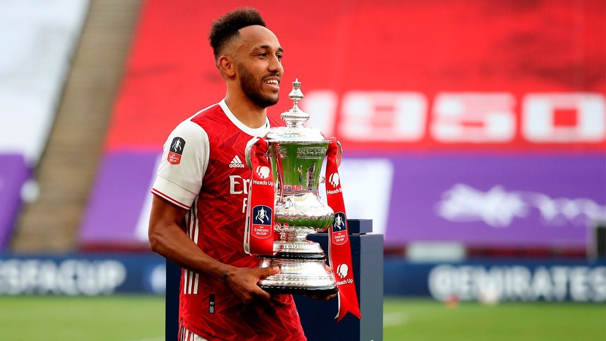 Pierre-Emerick Aubameyang celebrates a title of FA Cup with Arsenal