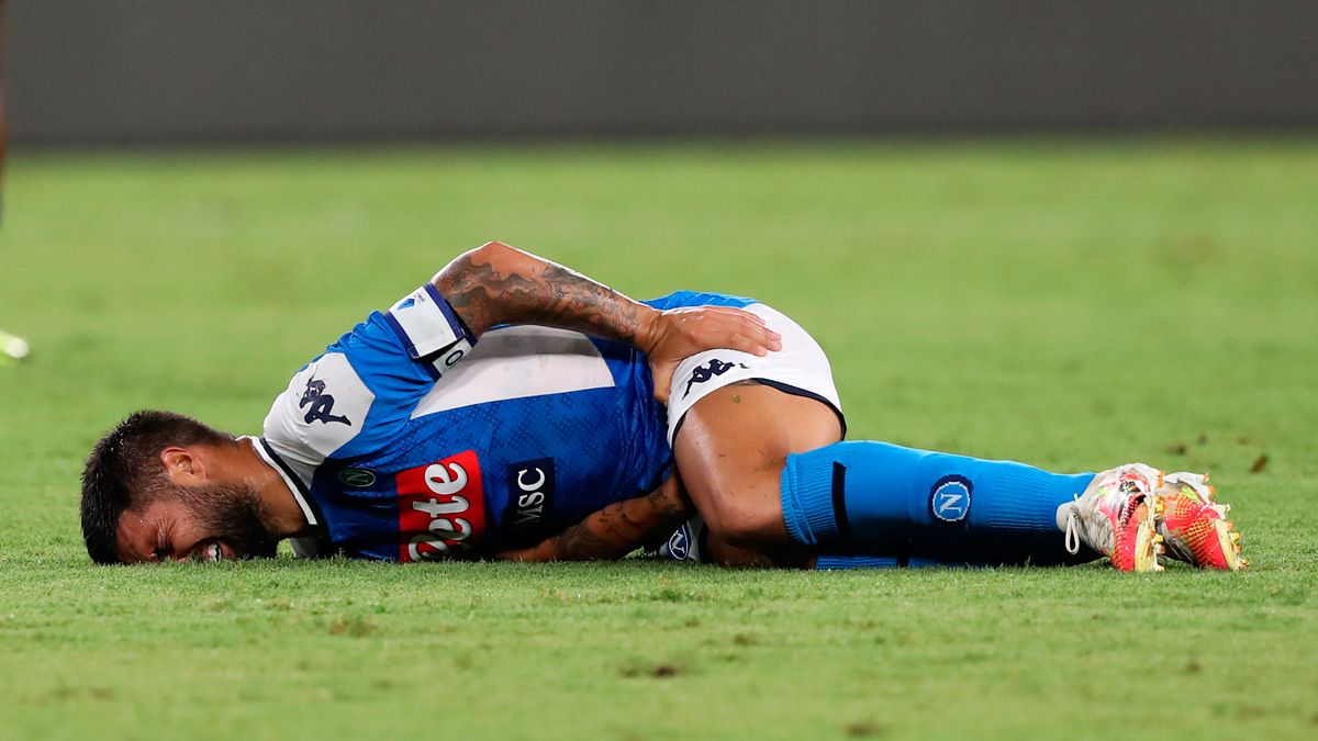 Lorenzo Insigne se duele de una lesión en un partido del Napoli