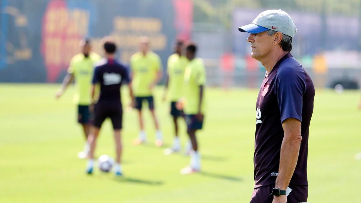 Quique Setién in a training session of Barça | FCB