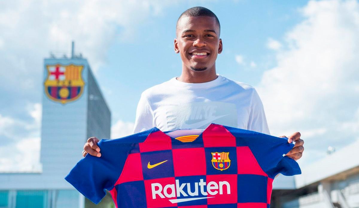 Sergio Akieme, posing with the T-shirt of the FC Barcelona | FCB