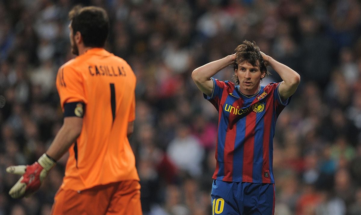 Leo Messi, lamentando haber fallado una ocasión ante Iker Casillas