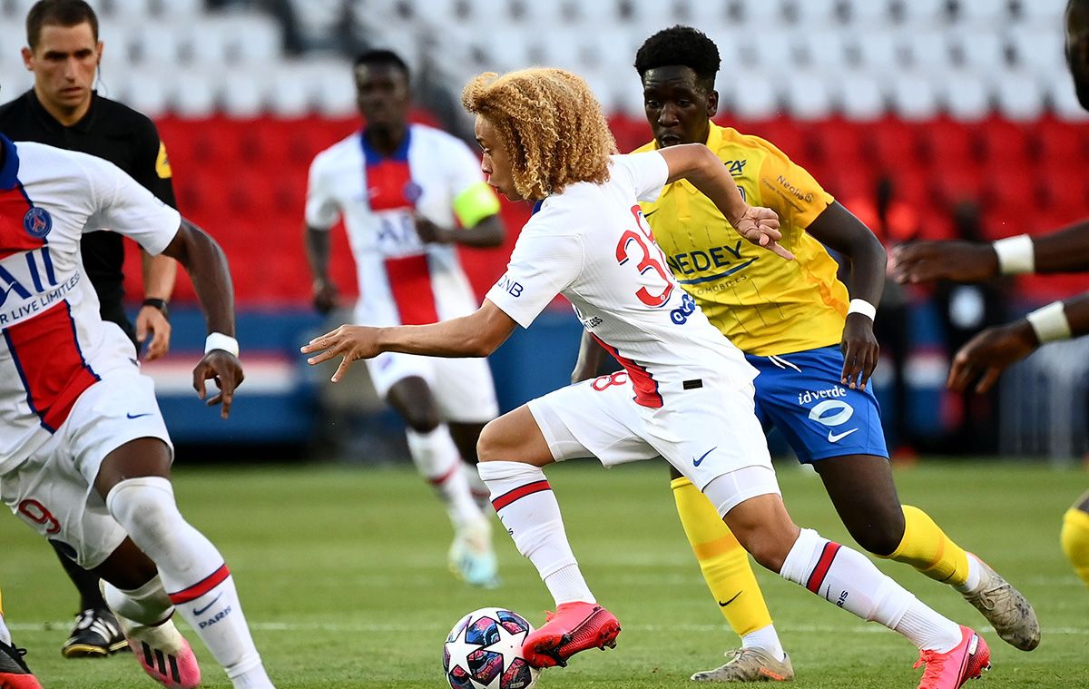 Xavi Simons, durante su debut con el primer equipo del PSG