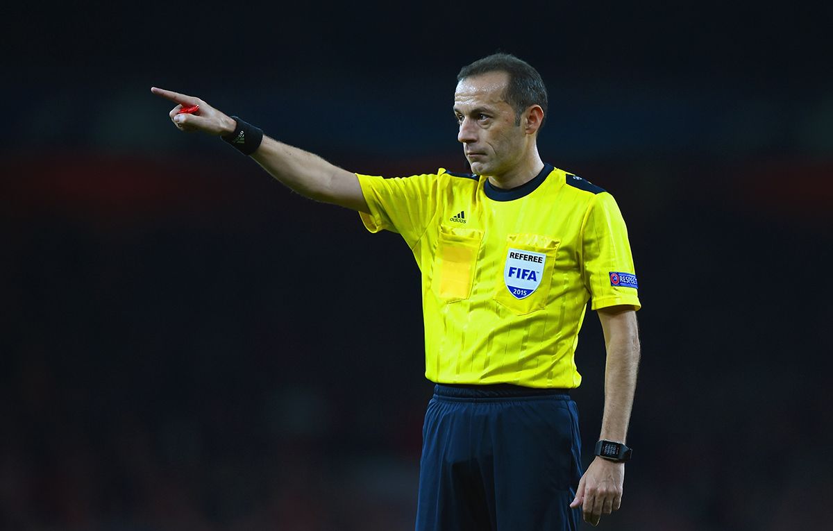 Cuneyt Çakir Will be the referee of the FC Barcelona-Naples