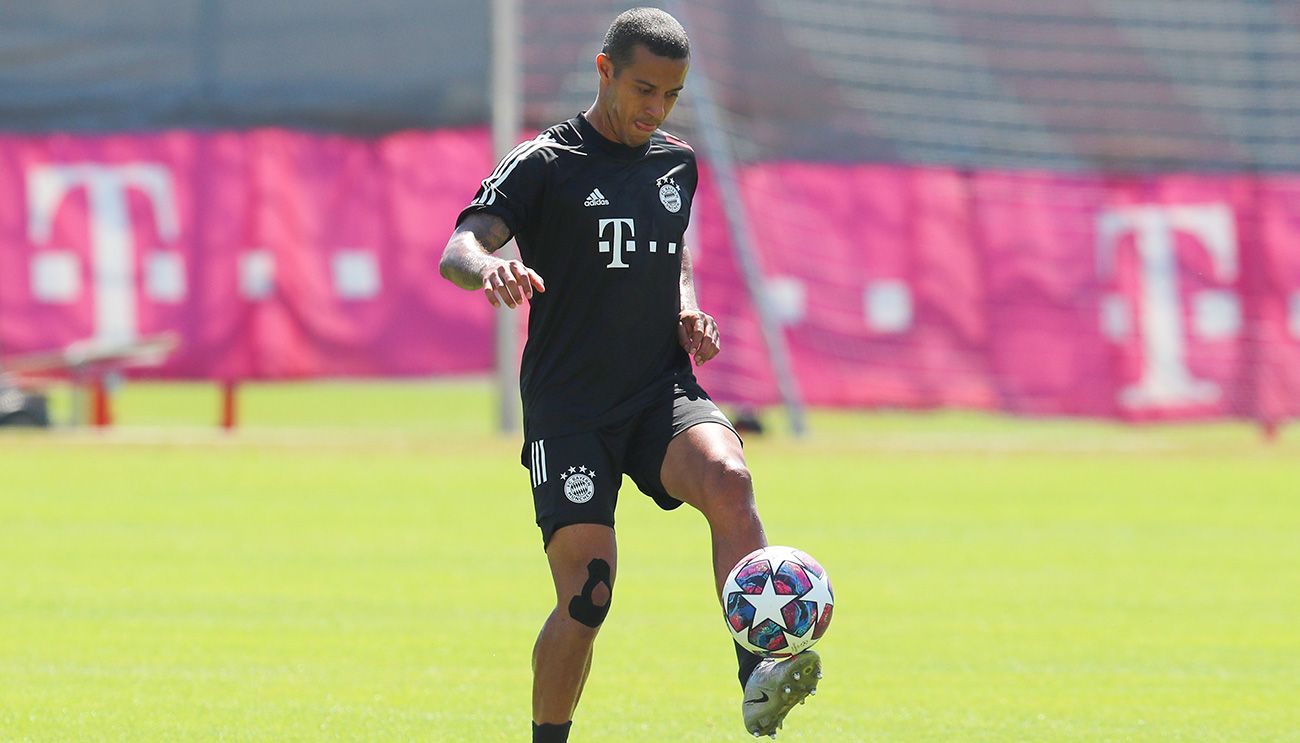 Thiago Alcántara dando toques en un entrenamiento