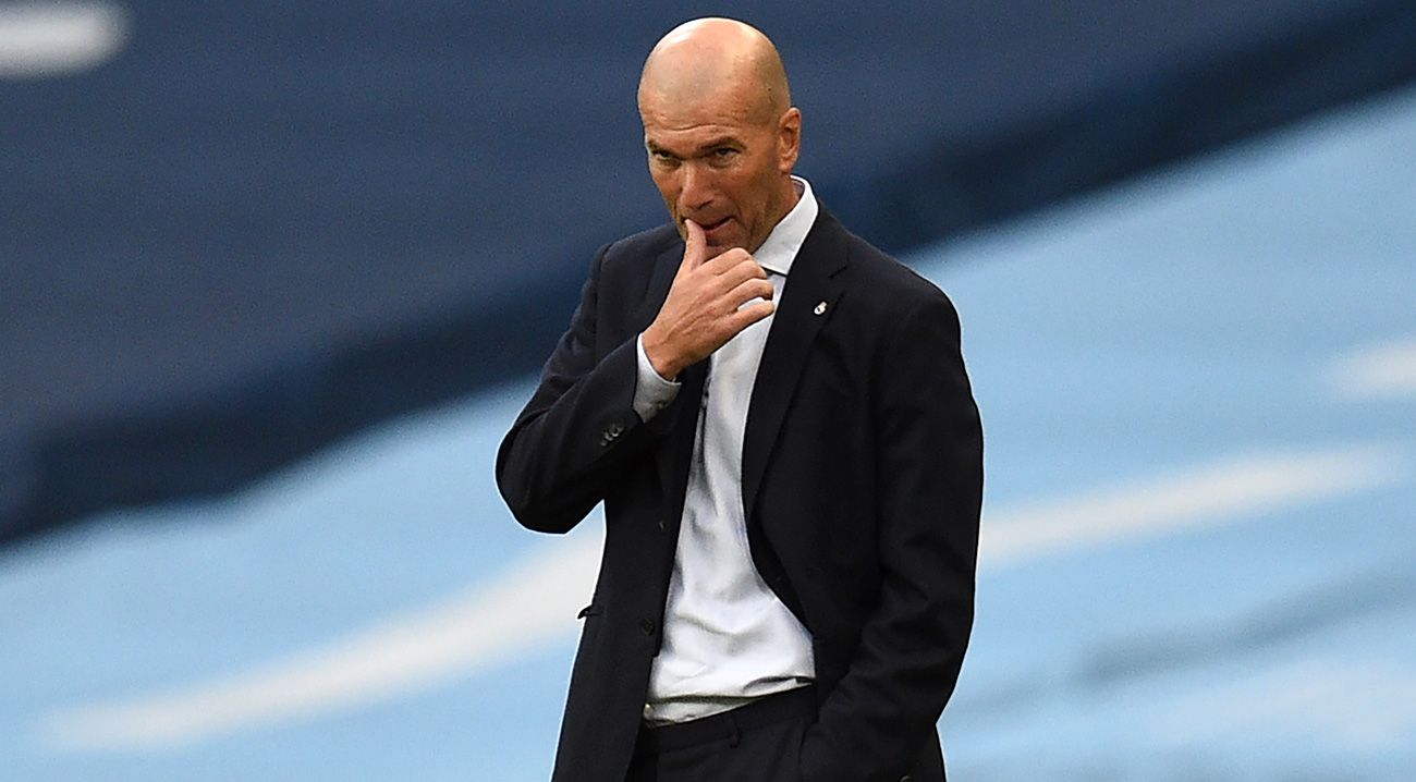 Zidane se lamenta tras una acción de juego