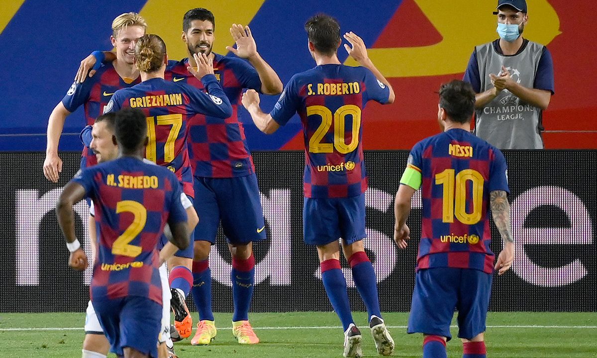 Luis Suárez, celebrando con sus compañeros el gol ante el Nápoles