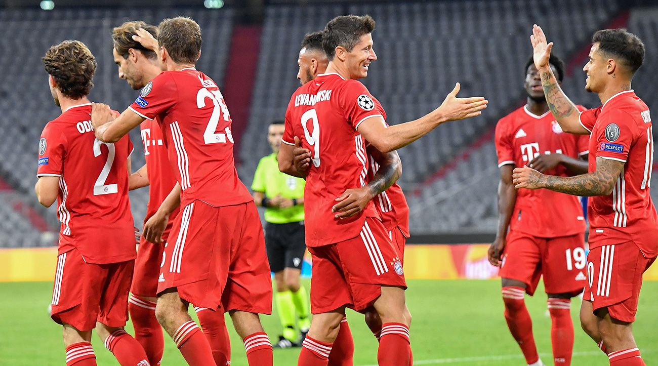 The players of the Bayern of Munich celebrate a goal against Chelsea