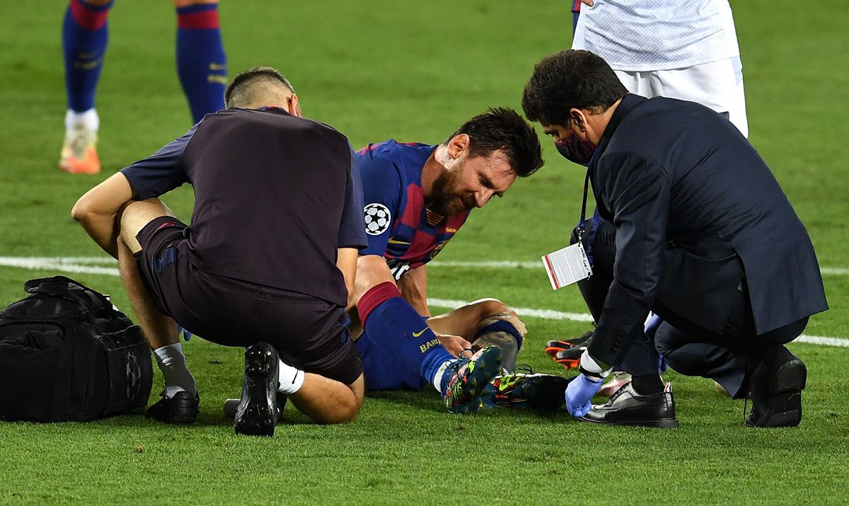Leo Messi, siendo atendido por los servicios médicos del FC Barcelona