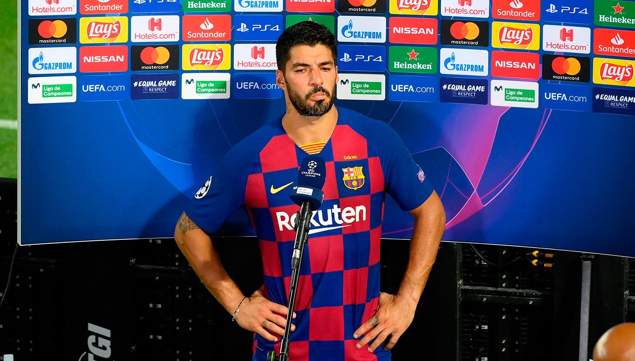 Luis Suárez ready to speak with the press on foot of field