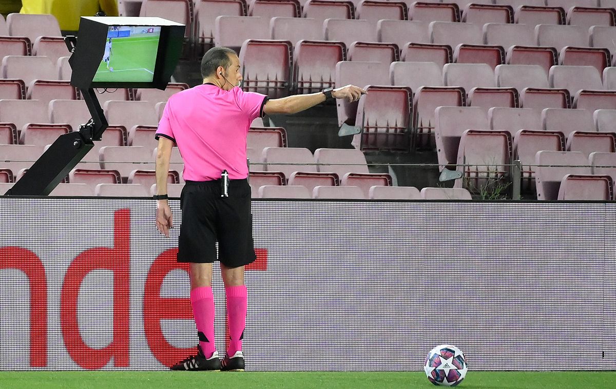 Cüneyt Çakir, reviewing the penalti to Leo Messi in the VAR