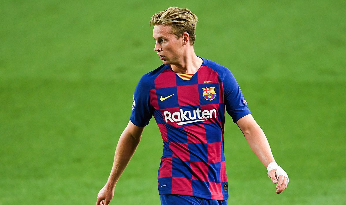 Frenkie de Jong against the Napoli