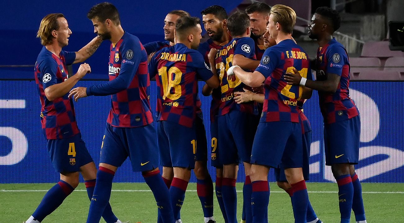 The players of the Barcelona celebrate a goal in front of the Napoli