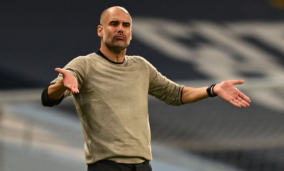 Pep Guardiola, protesting a decision of the referee